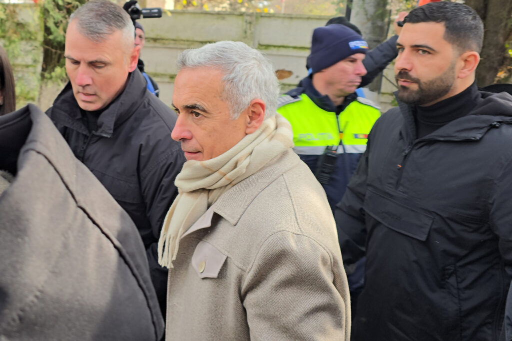 Călin Georgescu s-a prezentat la Curtea de Apel. A fost întâmpinat de susținători