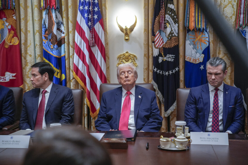 Trump, activ noaptea pe Truth Social, dar somnoros la evenimente publice