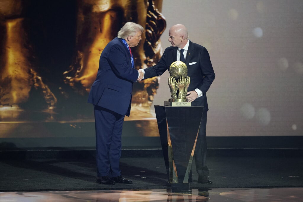 Gianni Infantino, vizat de o plângere după ce a acordat Premiul pentru Pace lui Trump. Este acuzat că a încălcat regulile FIFA