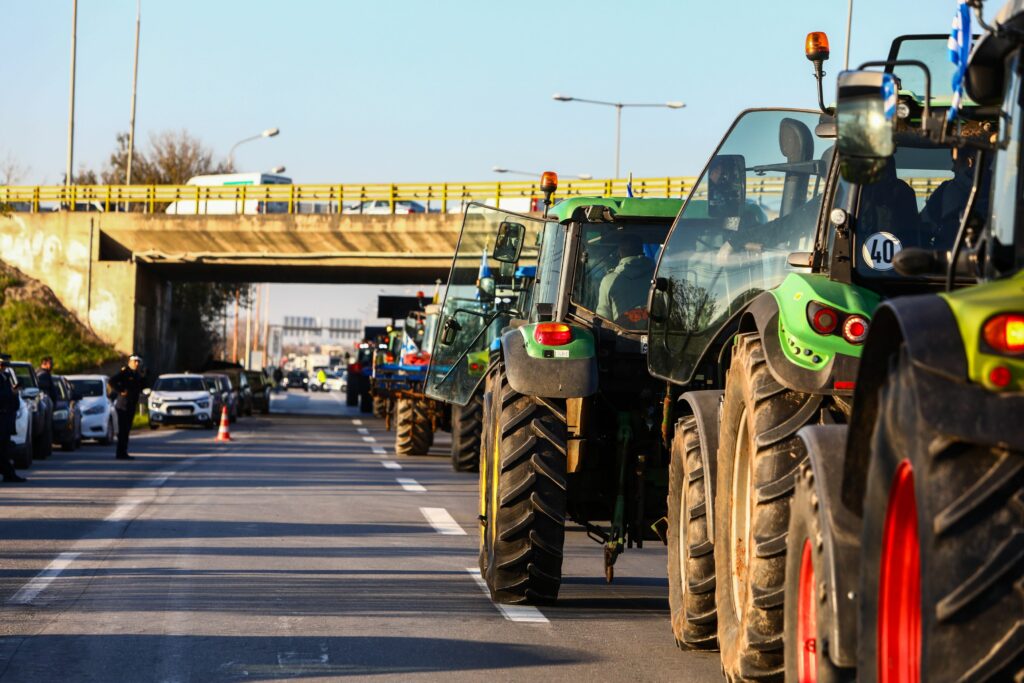 Protestele în Grecia continuă: Fermierii paralizează mai multe porturi și șosele