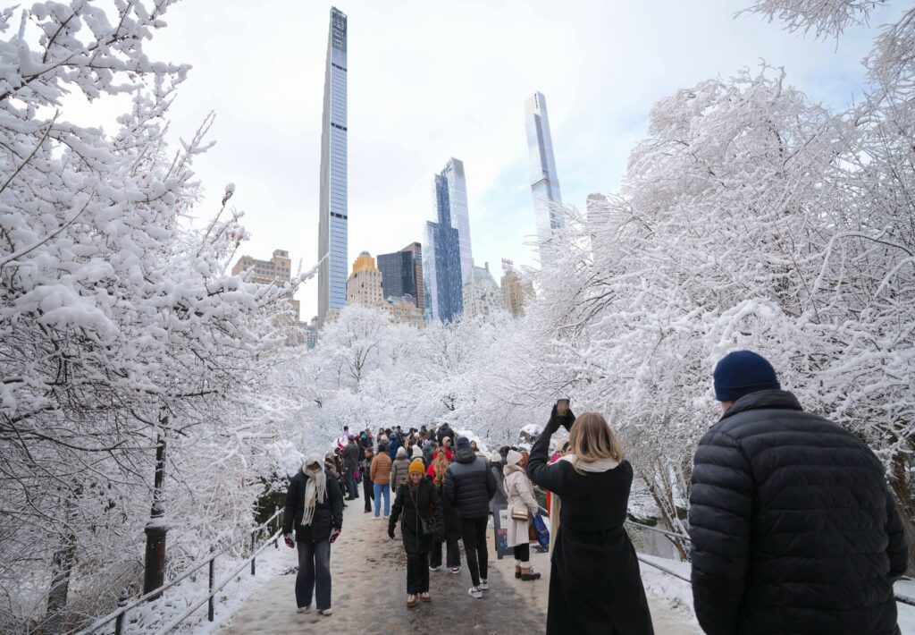 Mii de zboruri au fost întârziate sau anulate pe fondul fenomenelor meteo din nord-estul SUA