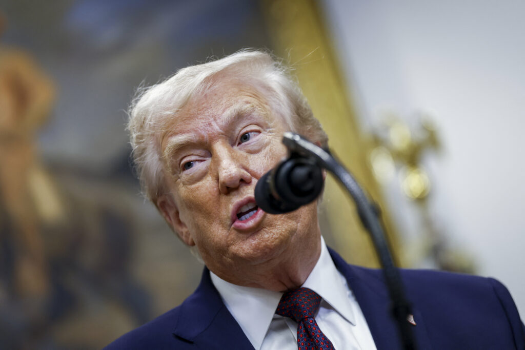 Trump critică dur emisiunile umoristice și amenință din nou posturile TV cu retragerea licențelor de emisie