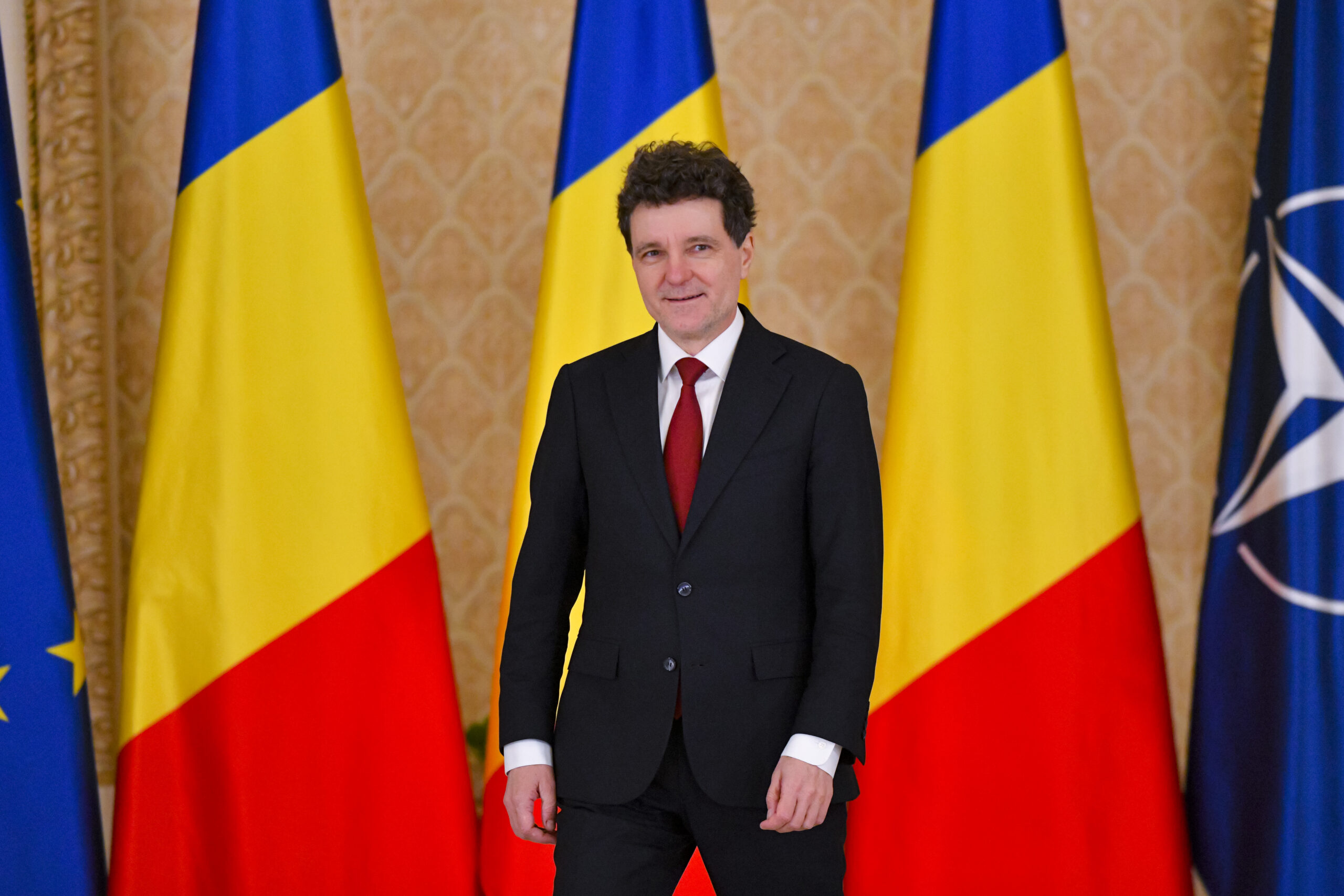 Poza pentru articolul Nicușor Dan, mesaj de Crăciun despre familie și valori: Să ne recăpătăm forţa unei naţiuni conştientă de identitatea sa