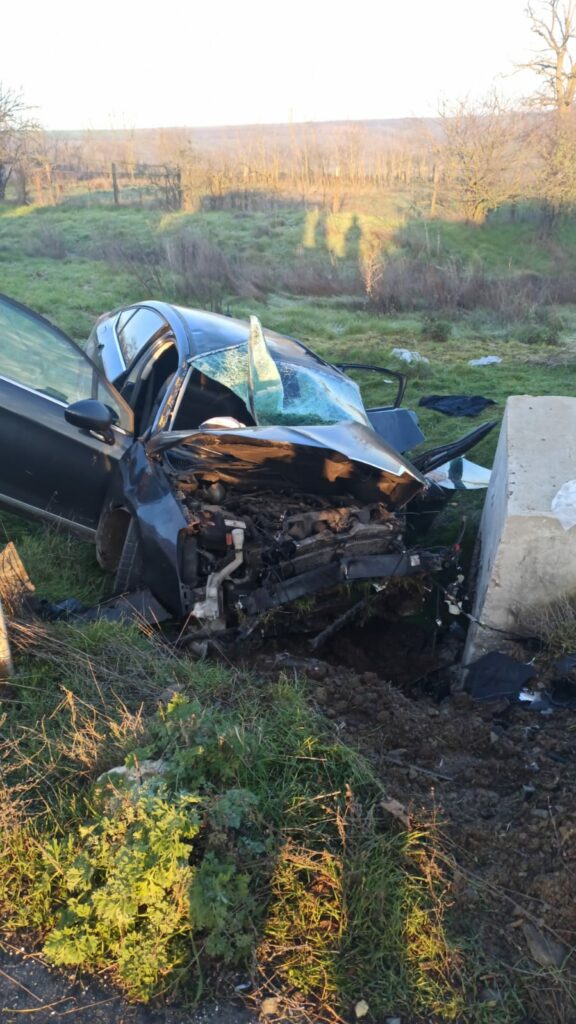 Șase răniți după ce o mașină a intrat într-un cap de pod în Constanța. Șoferul nu oprise la semnalele polițiștilor