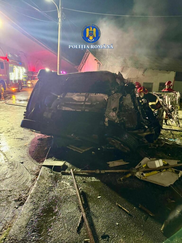 Doi tineri au murit după ce mașina lor a intrat într-o clădire din Găești și a luat foc