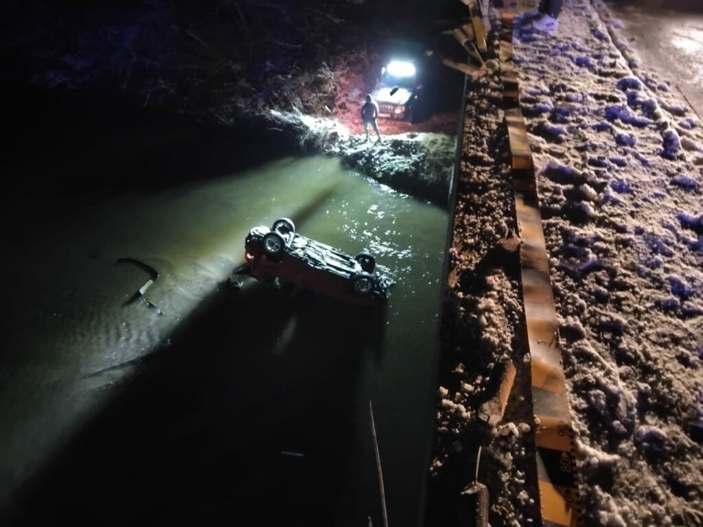 O mașină a rupt parapetul pe un pod din Vâlcea și a ajuns în râu