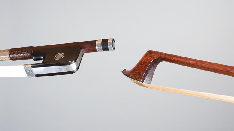 Arcușul care a schimbat istoria violoncelului, vândut în Franța la un preț de record mondial