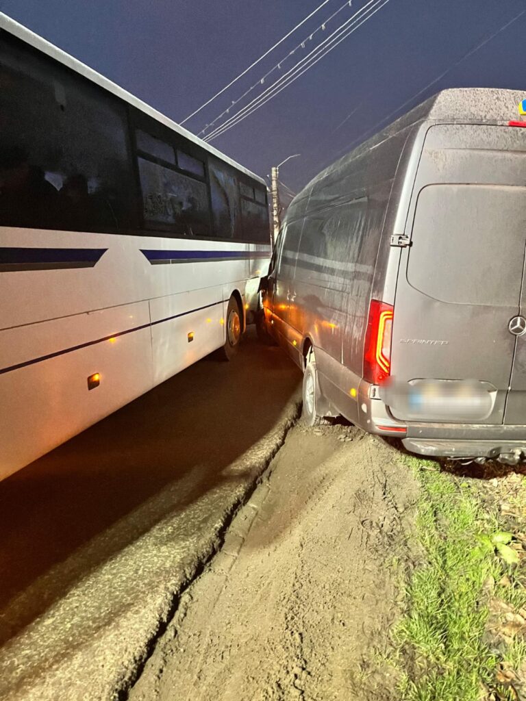 Un autocar cu 40 de elevi, implicat într-un accident pe un drum județean din Botoșani