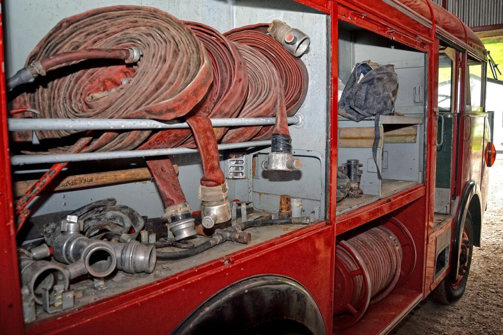 Autospecială a pompierilor suceveni, avariată după ce a derapat pe un drum forestier. Mașina se întorcea dintr-o misiune