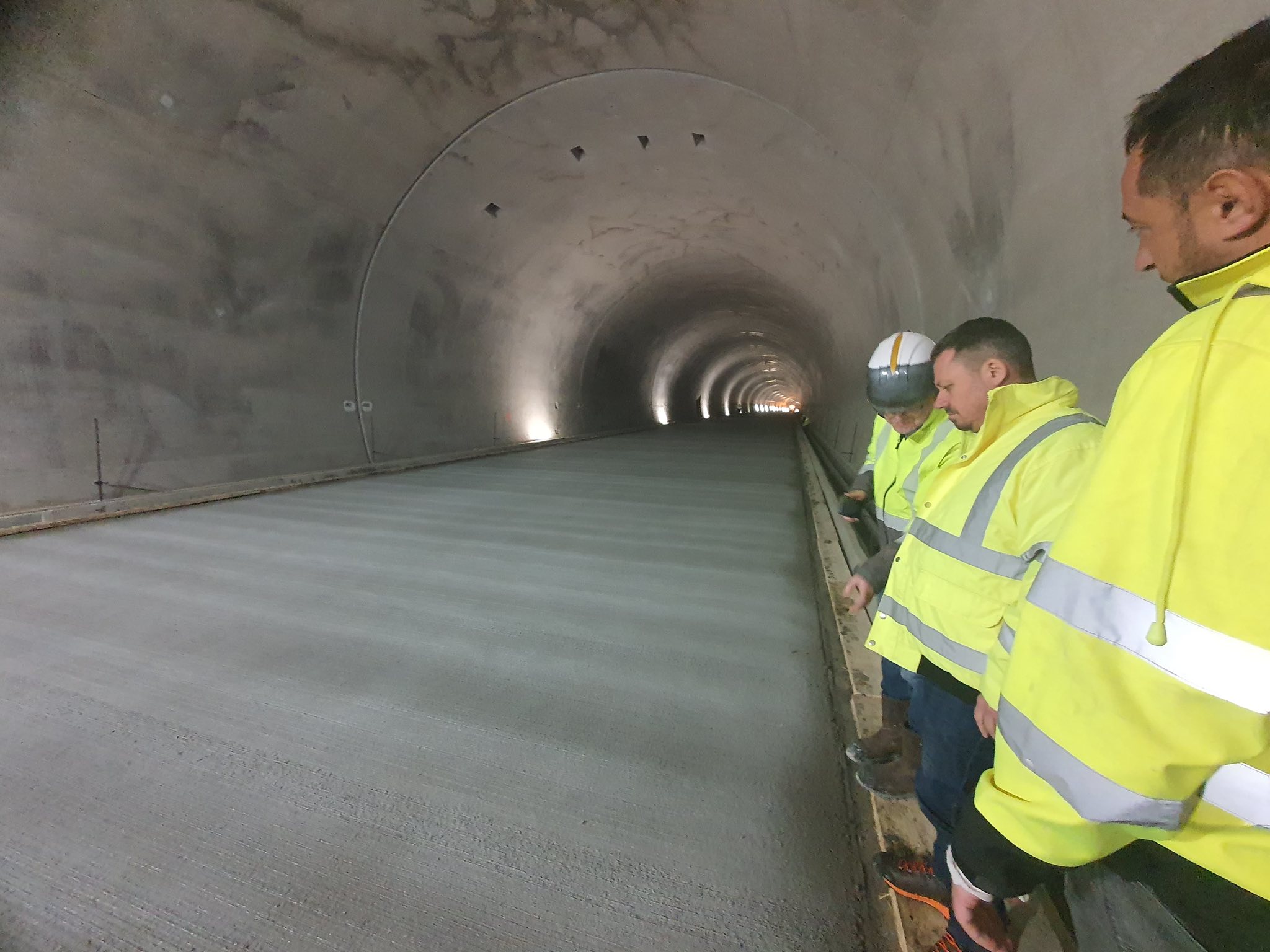 A fost turnat beton în tunelul Curtea de Argeș din lotul 4 al Autostrăzii Sibiu - Pitești. Când se va putea circula pe această secțiune?