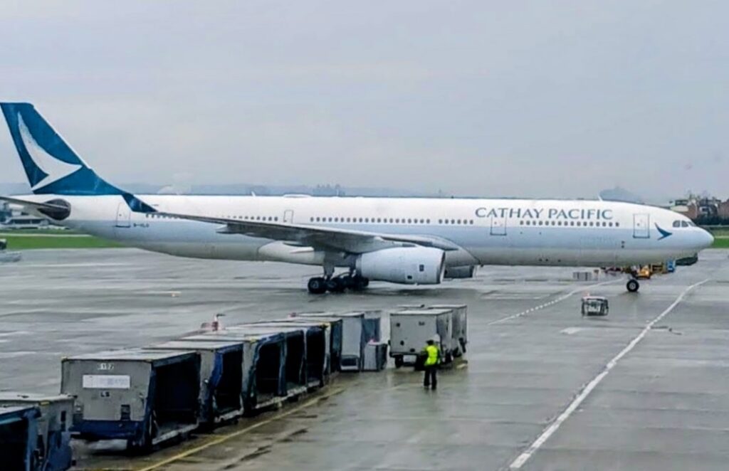 Panică într-un avion Cathay Pacific: Un pasager a încercat să deschidă ușa în timpul zborului Boston – Hong Kong
