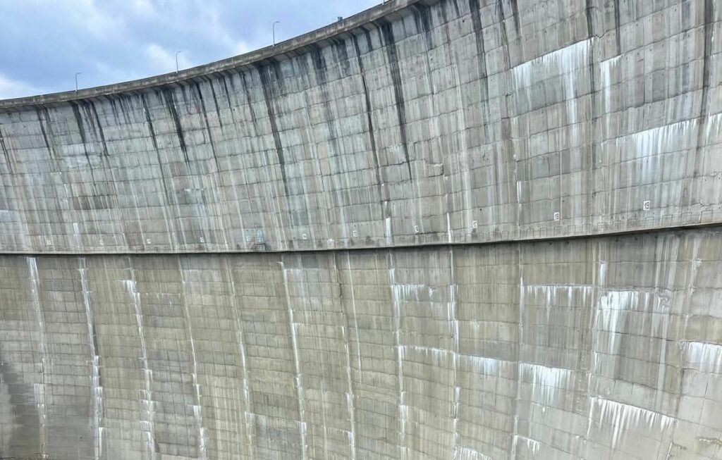 Apele Române: Barajul Paltinu funcționează în condiții de siguranță structurală / Instituția respinge informațiile privind o fisură „fatală”