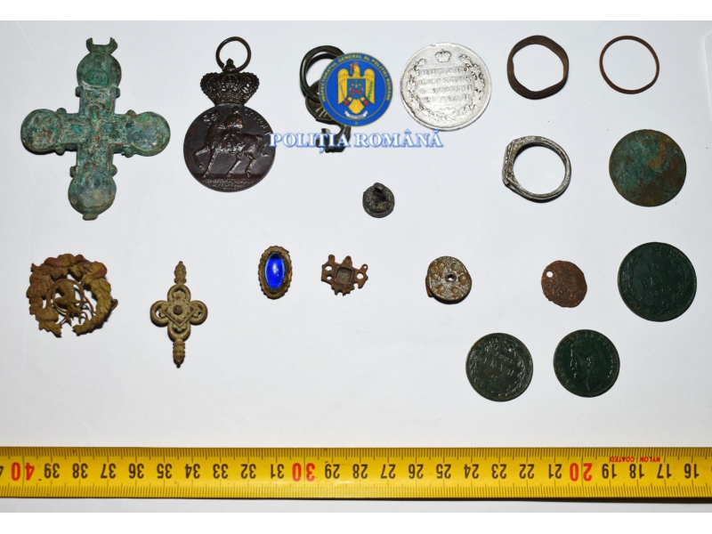 Percheziții în Neamț într-un dosar privind utilizarea ilegală a detectoarelor de metale și furt de bunuri arheologice