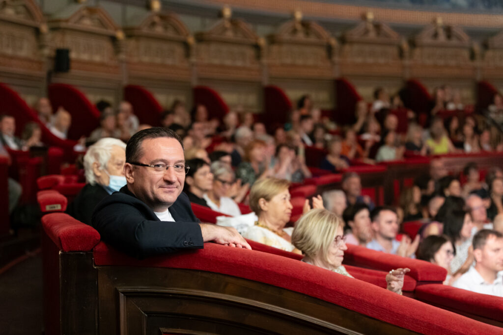 Cravata galbenă: o cronică muzicală și o sociologie istorică