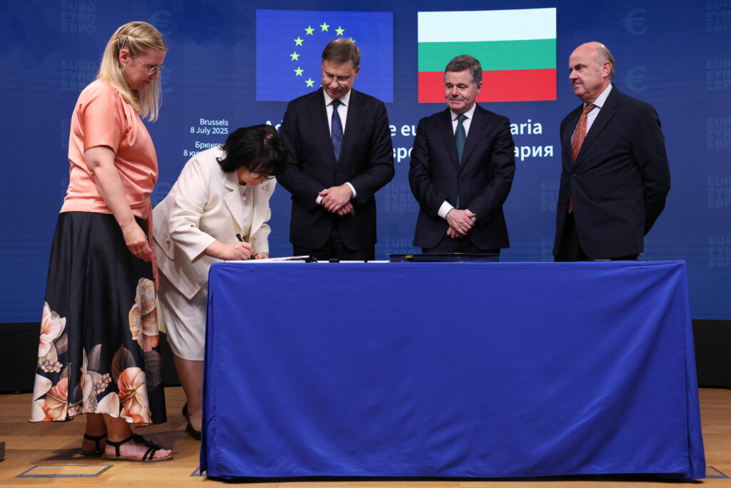 Bulgaria trece la moneda euro