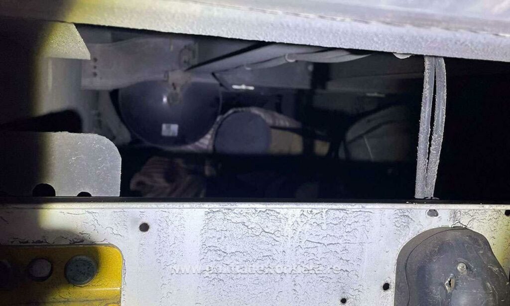 Palestinian descoperit sub un camion care intra în România pe la Giurgiu
