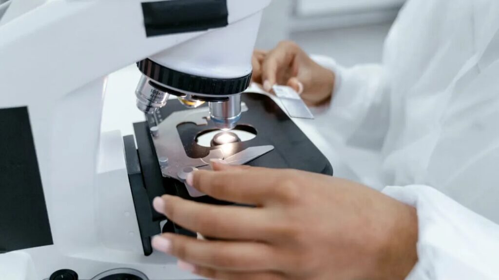 Descoperire revoluționară: Particule metalice distrug tumori de 3 ori mai repede