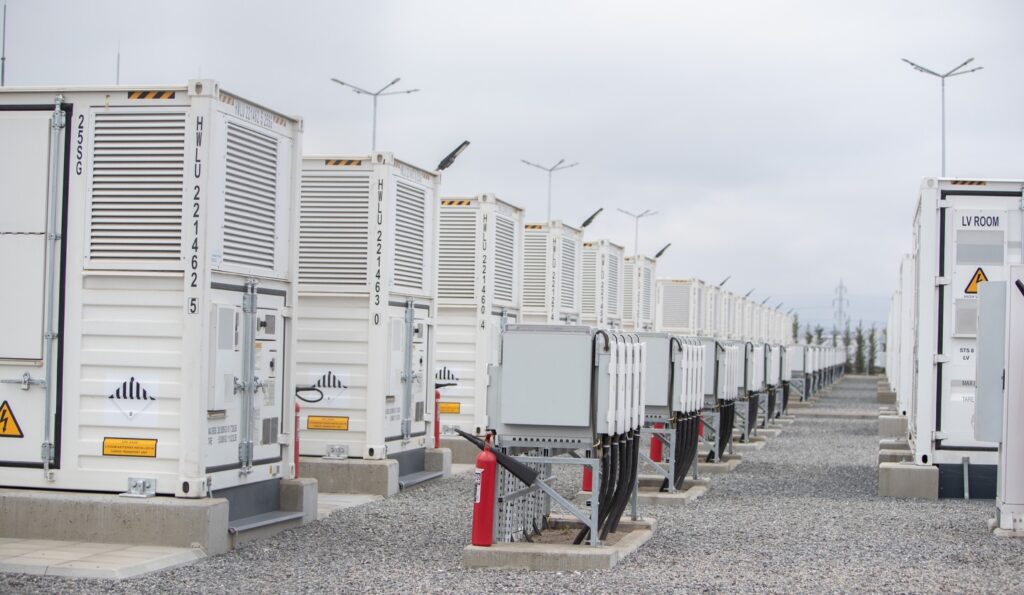 Facturi mai mici la energie în România. Cea mai mare capacitate de stocare în baterii, operaționalizată