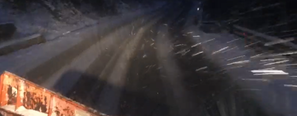 Transalpina a fost închisă din cauza viscolului. Ninge viscolit și în Pasul Prislop