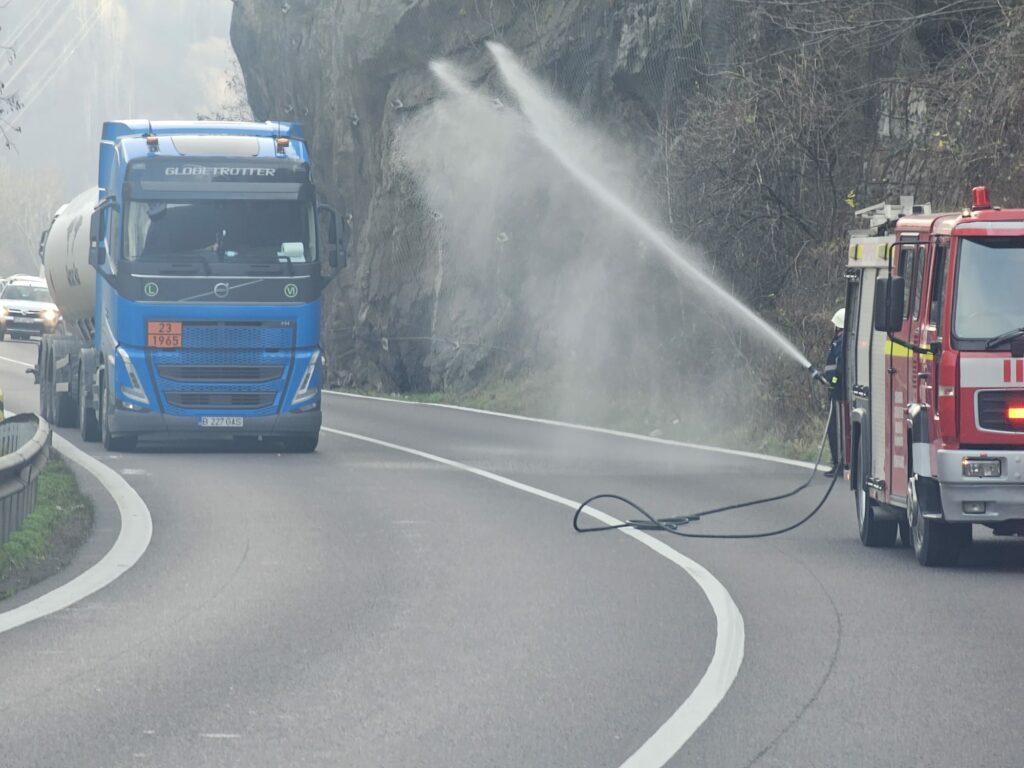 O cisternă pierde GPL pe Valea Oltului. Trafic rutier închis