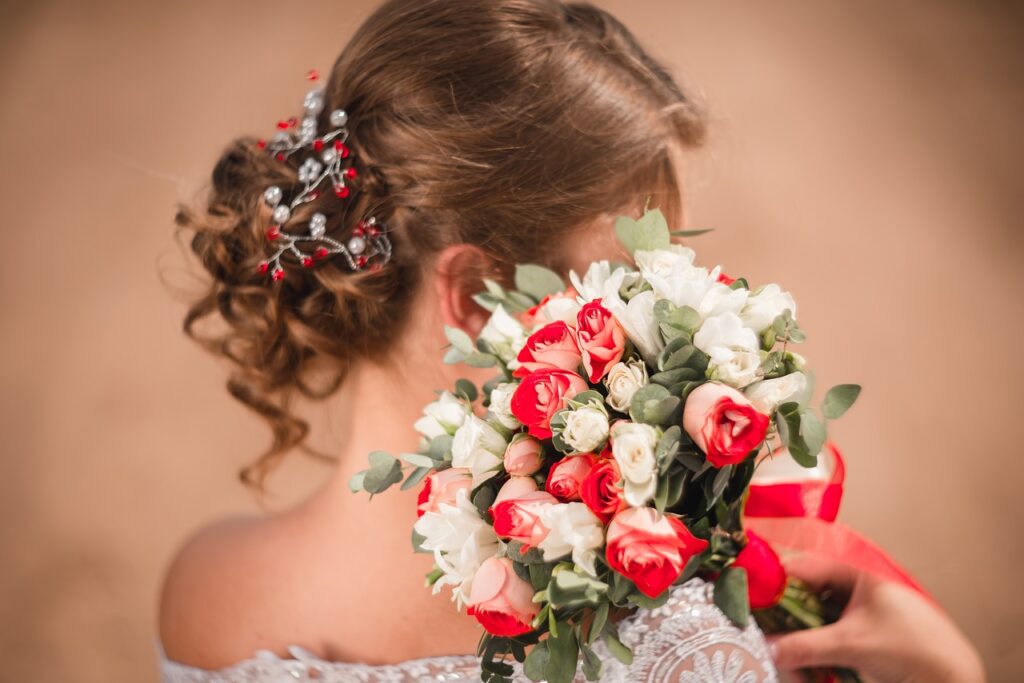 Trucurile incredibile ale experților. O coafură poate face femeile să arate mai tinere producând un „lifting invizibil al feței”