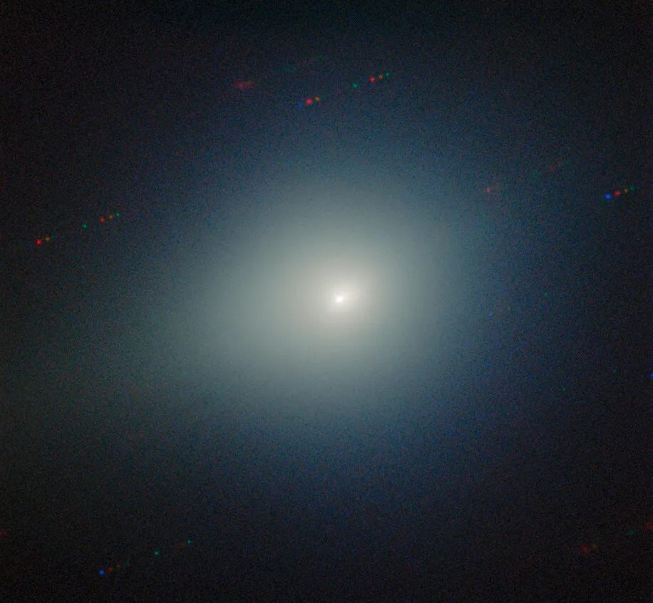 Cometa interstelară 3I/ATLAS devine mai luminoasă și își schimbă culoarea
