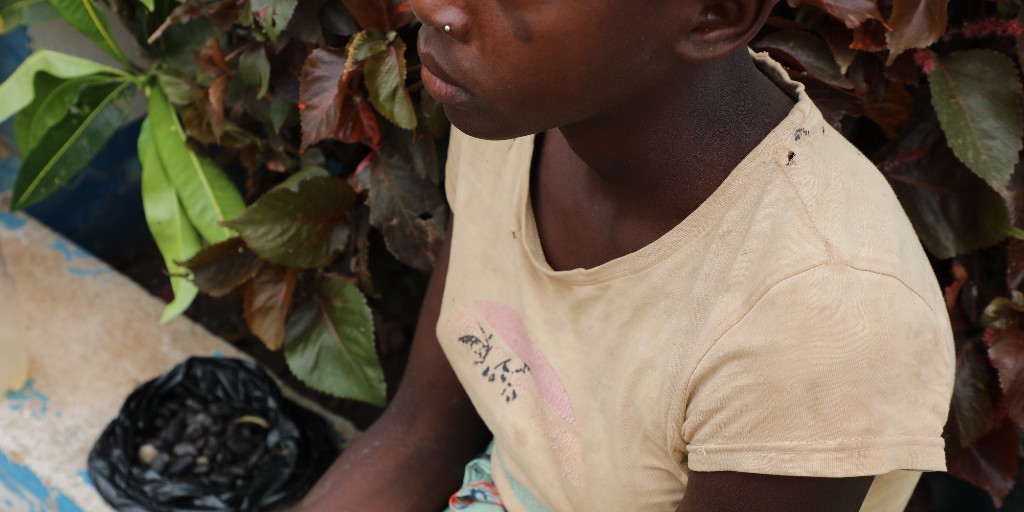 Chipul real al ciocolatei „etice” – farsa unei industrii de miliarde / Copii de cinci ani, exploatați pe plantațiile de cacao sau când suferința nu intră în prețul ciocolatei