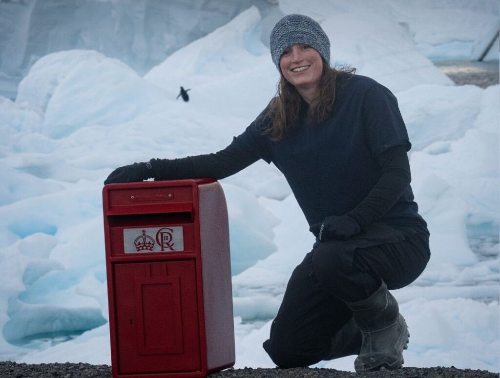 Ce caută o cutie poștală Royal Mail în Antarctica?