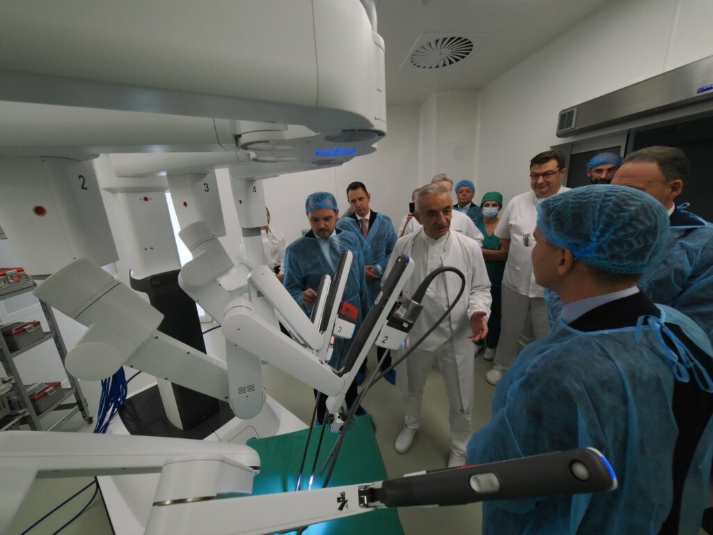 Primele intervenții de chirurgie robotică după lansarea programului da Vinci Xi la Cluj-Napoca