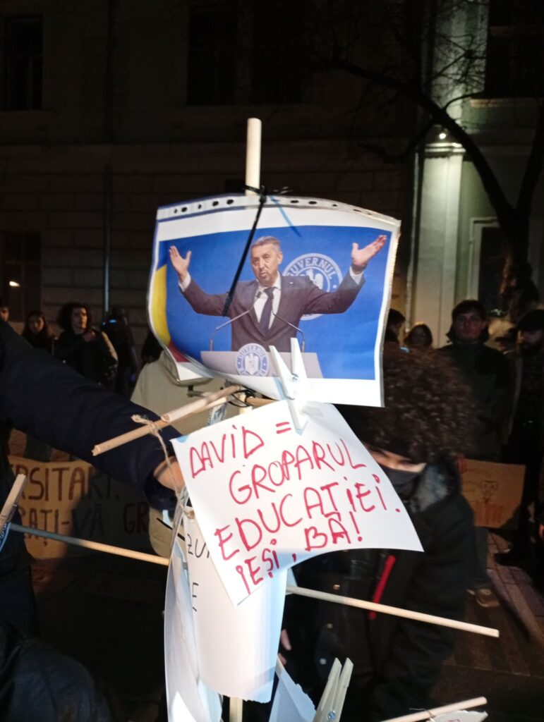 Studenții de la Universitatea Babeș-Bolyai i-au făcut colind ministrului Daniel David / „Și mai vrem încă ceva / Ca demisia să ne-o dea”