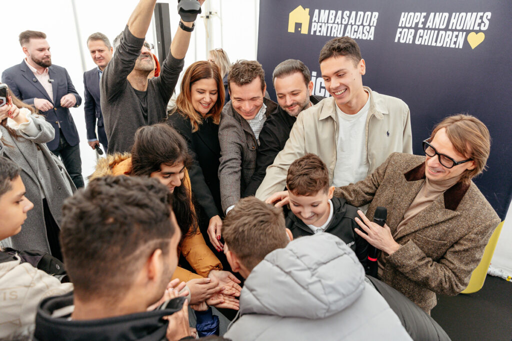 David Popovici și echipa de ambasadori Hope and Homes for Children au inaugurat o casă pentru 12 copii cu nevoi speciale severe