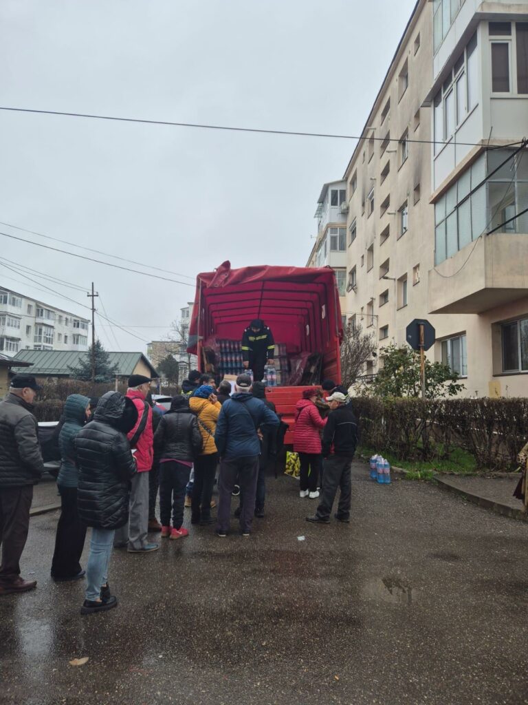 Peste 540.000 de litri de apă au fost distribuiți deja în Prahova și Dâmbovița