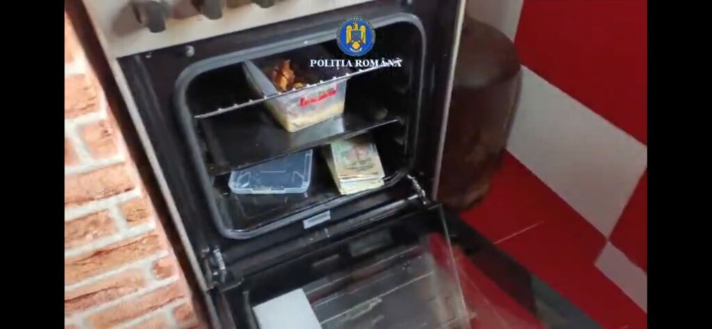 Bani din evaziune ascunși printre cârnați. Percheziții în Buzău și București