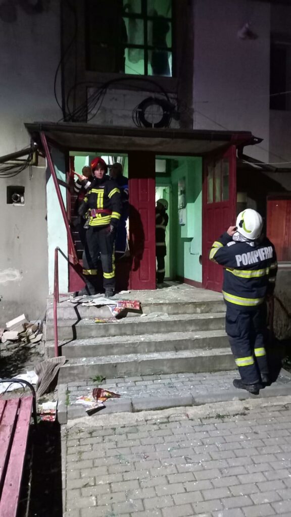 Explozie într-un bloc din Vulcan. Un bărbat a suferit arsuri