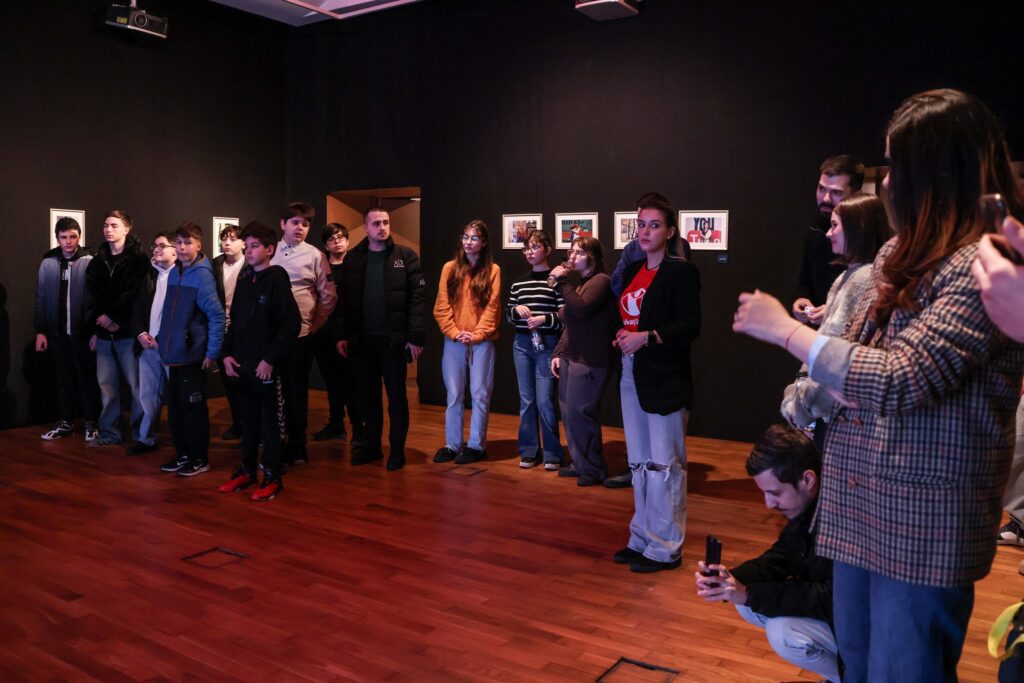 Expoziție cu imagini rare din adolescența Simonei Halep, Cristinei Neagu sau Danei Rogoz. Salvați Copiii atrage atenția riscurilor distribuirii online a fotografiilor compromițătoare