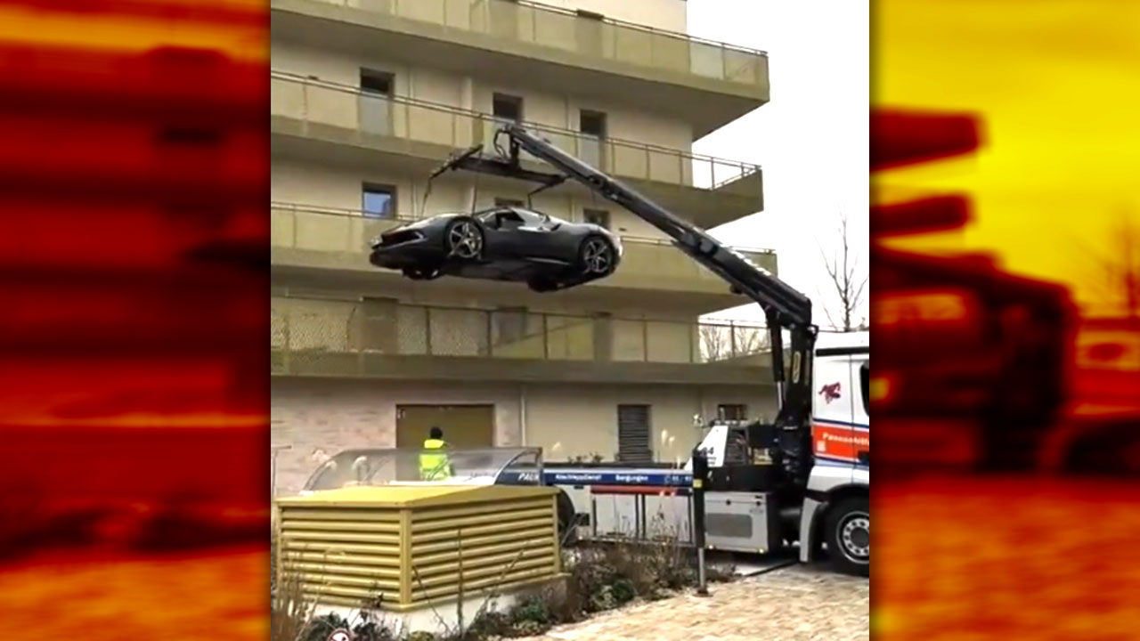 Ferrari-ul parcat pe balcon în Viena