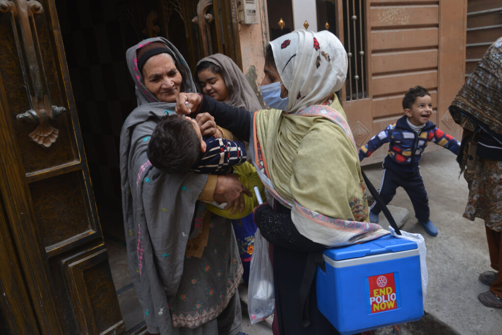 Pakistanul desfășoară ultima campanie de vaccinare împotriva Poliomelitei. Militanții acuză că ar fi: „un complot occidental”