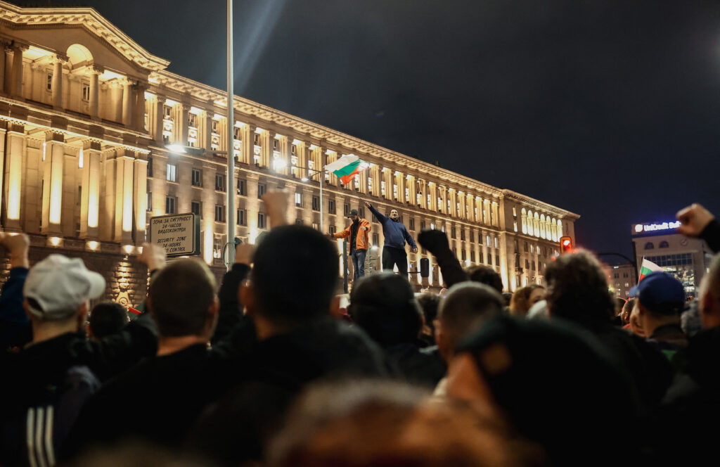 Proteste masive în Bulgaria! Zeci de mii de cetățeni au ieșit în stradă în Sofia, dar și alte 13 orașe / Președintele Rumen Radev solicită demisia guvernului