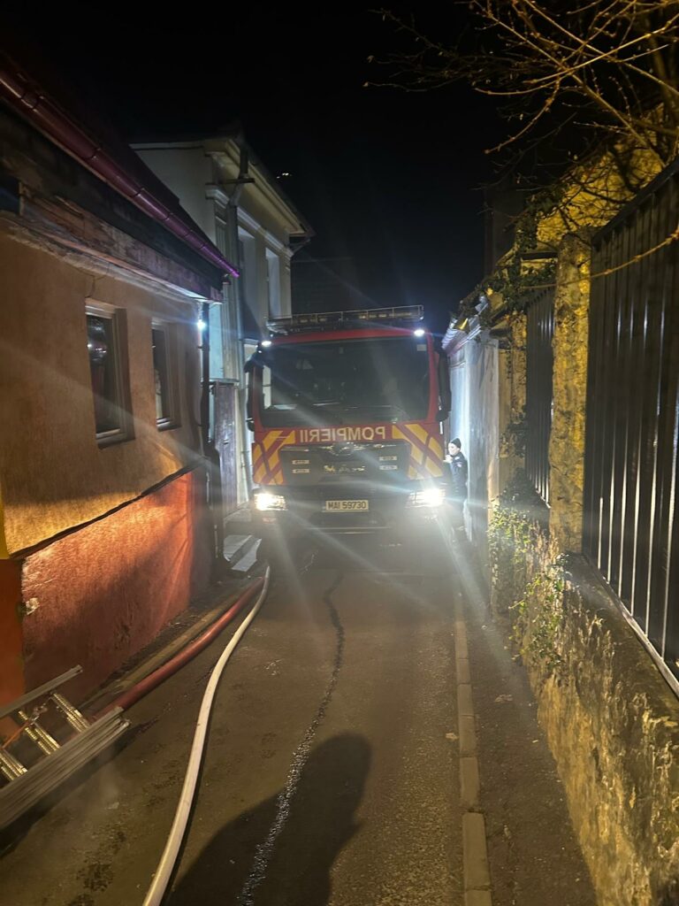 Incendiu într-un imobil din Brașov. O persoană a fost transportată la spital