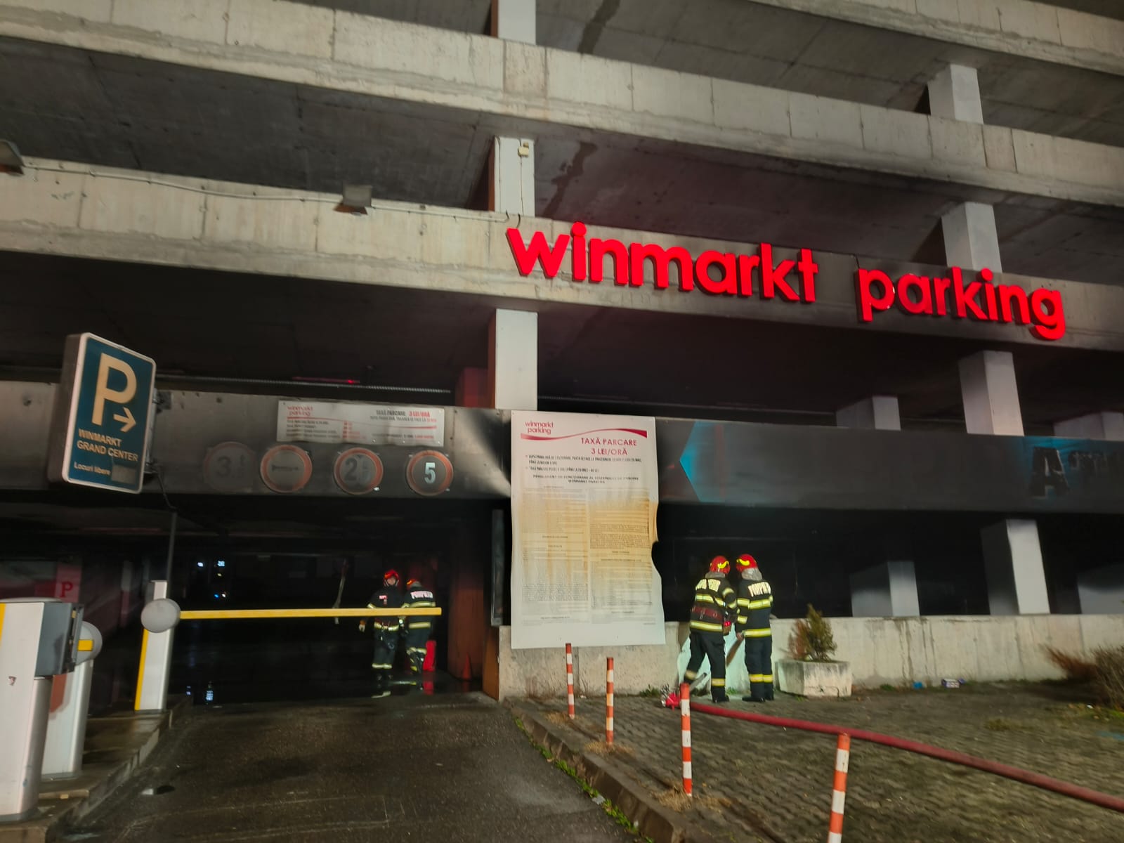 Incendiu în parcarea unui mall din Ploiești în timpul nopții