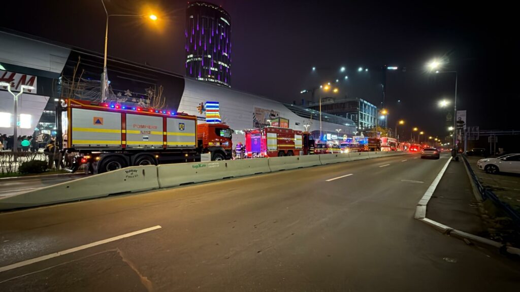 Incendiu într-un centru comercial din Sectorul 2. Aproximativ 1.100 de persoane au fost evacuate