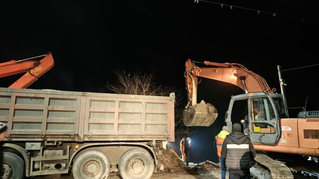 Intervenție de urgență într-o comună din Galați în pericol de a fi inundată. Echipajele au rupt un drum pentru a devia apa