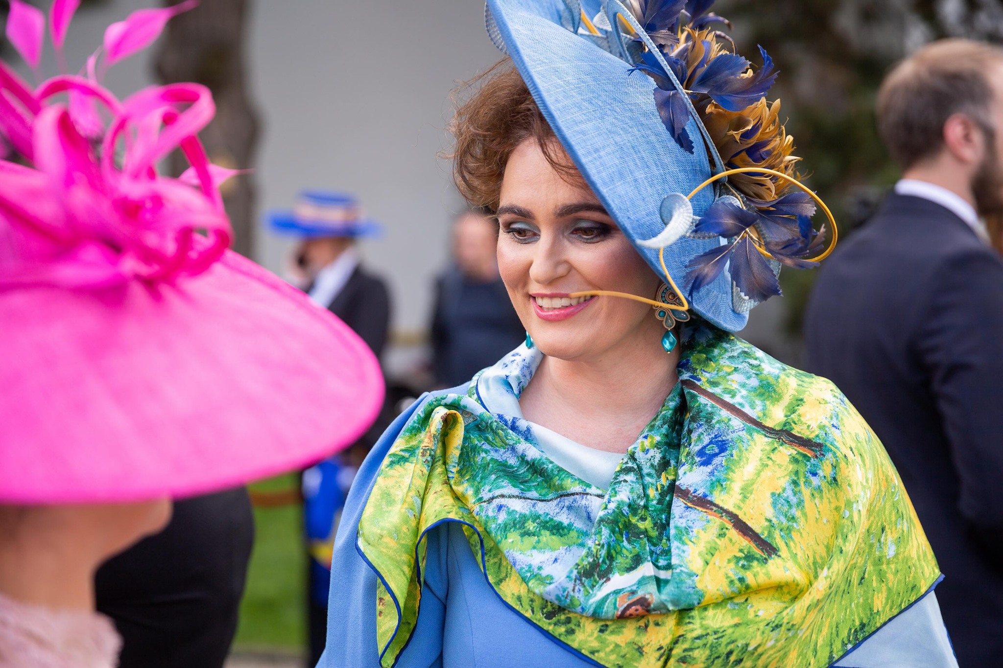 Femeia care a atras toate privirile la parada de Ziua Națională are o colecție impresionantă de pălării