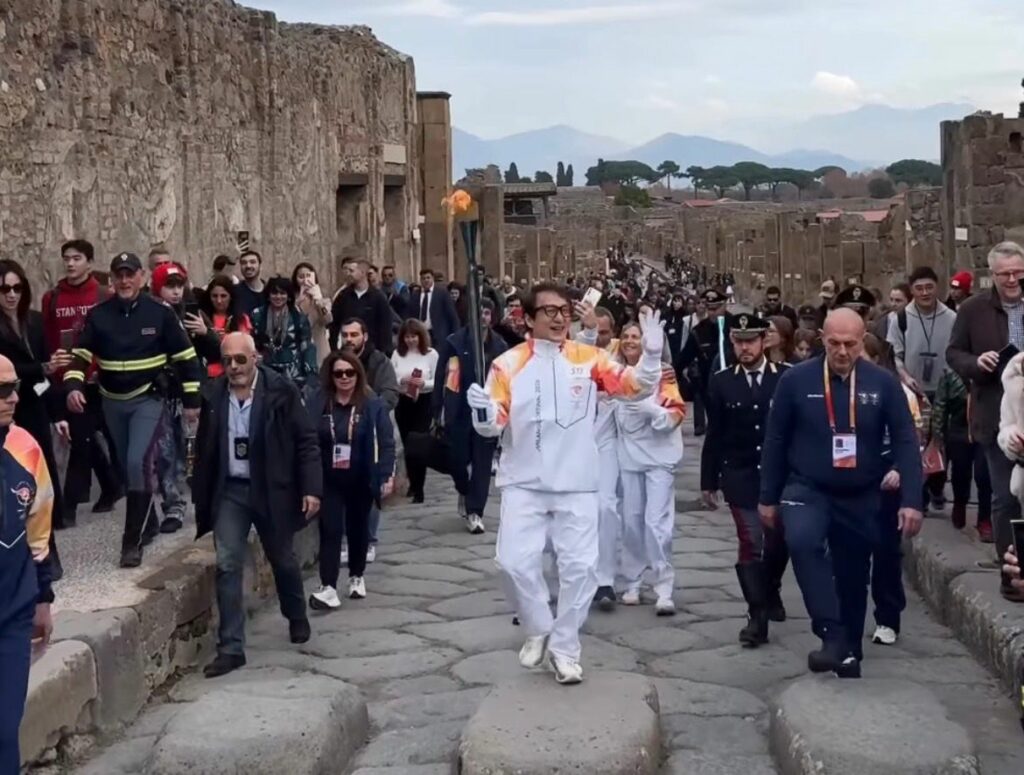 Jackie Chan a purtat flacăra olimpică prin ruinele orașului Pompeii