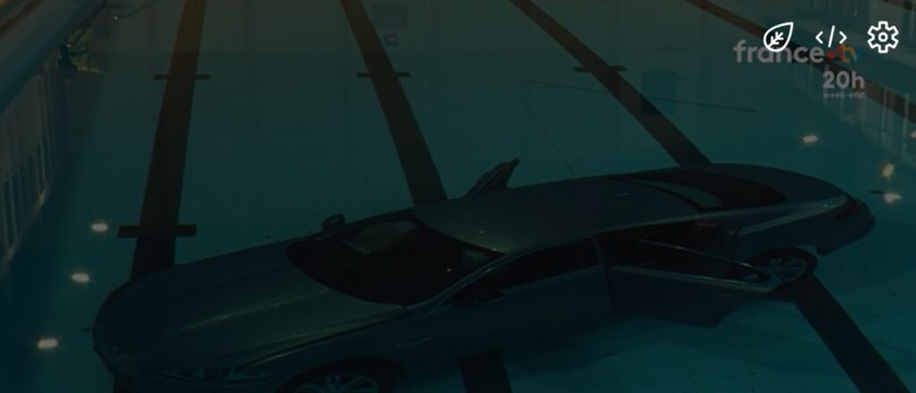 Accident spectaculos: Un Jaguar a ajuns într-o piscină