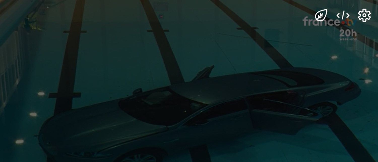 Photo for the article Accident spectaculos: Un Jaguar a ajuns într-o piscină