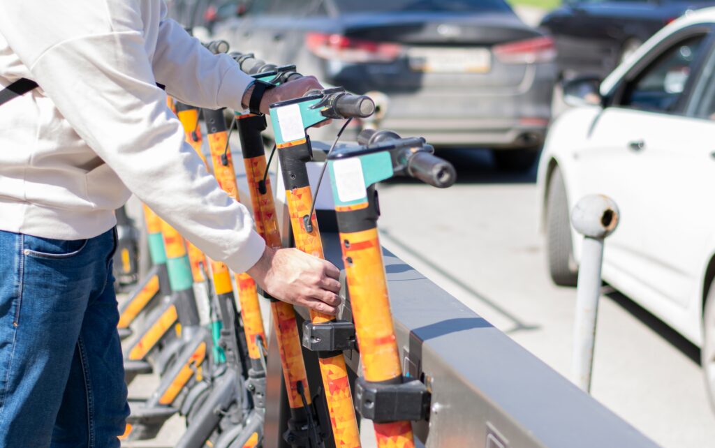 Se aplică sau nu obligația de a avea RCA în cazul trotinetelor electrice? Ce zic doi dintre cei mai mari operatori din România despre noile prevederi ale legii