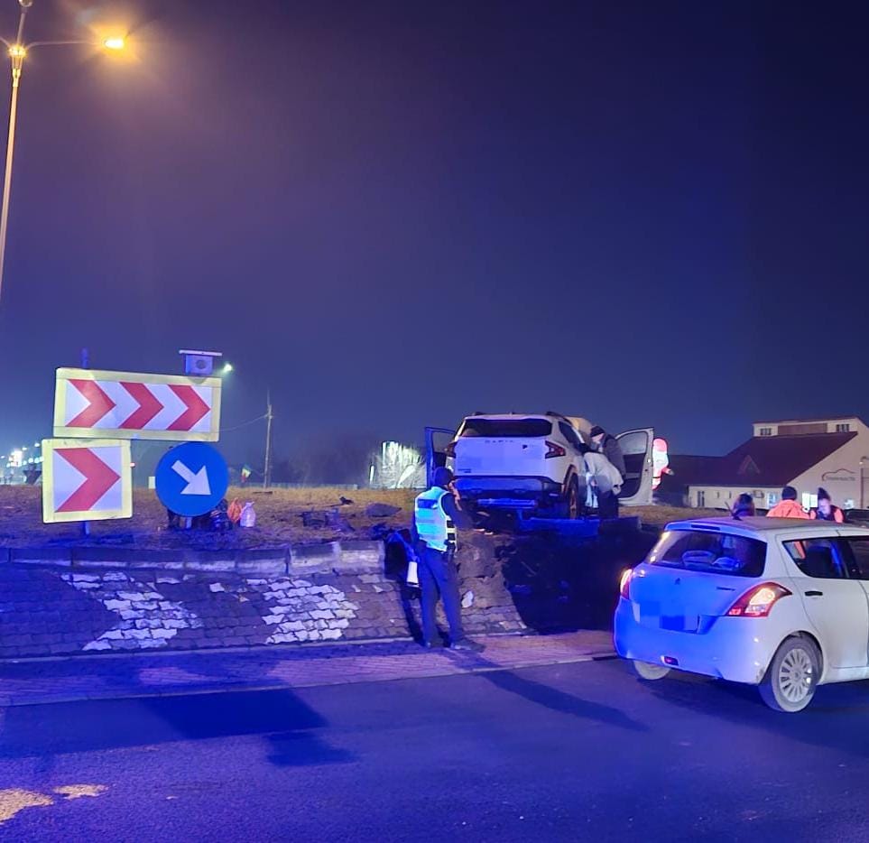 Accident spectaculos în Timiș. O mașină a ajuns în vârful unui sens giratoriu