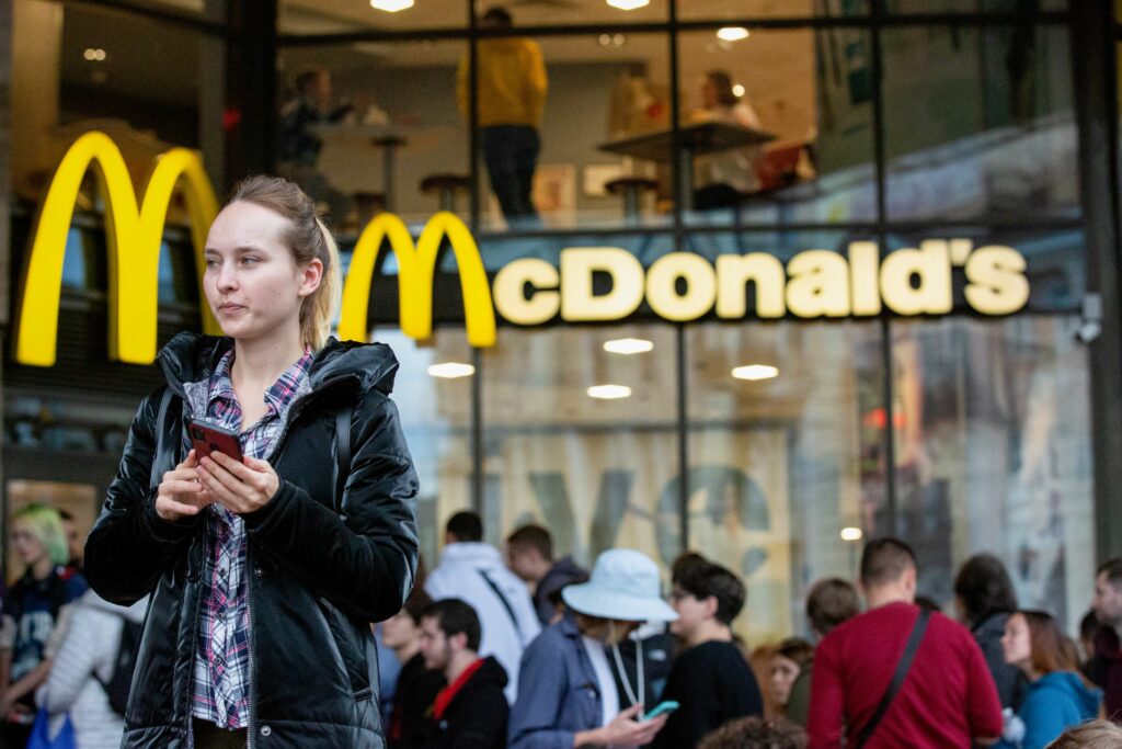 McDonald’s anunță schimbări în restaurantele sale după ce vânzările au scăzut alarmant la nivel global