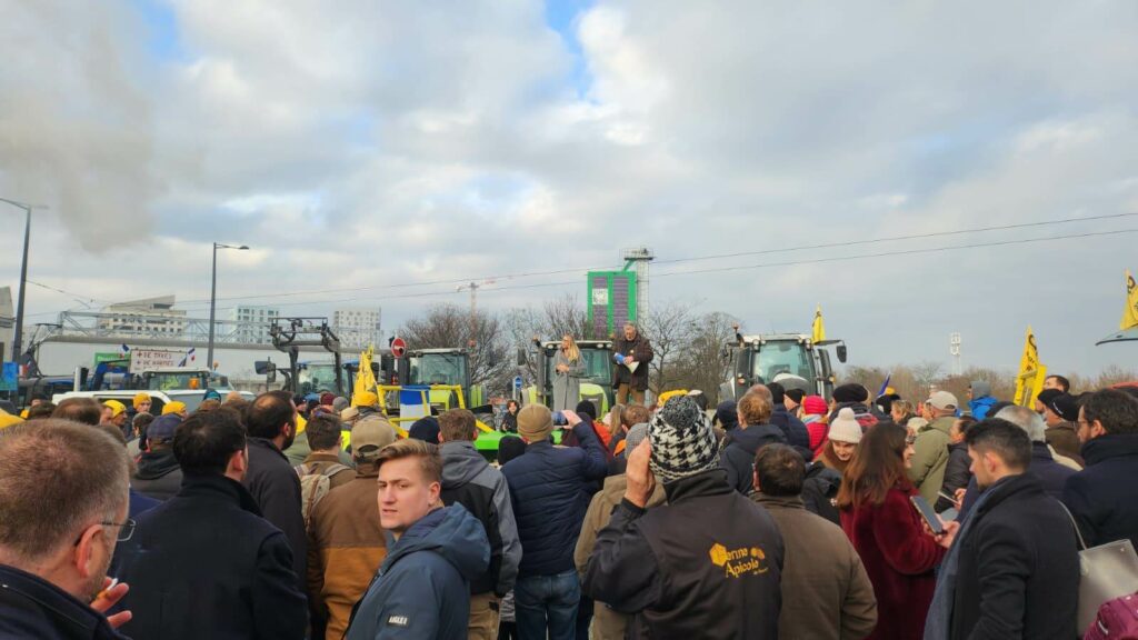 Cu tractoarele la Poarta Parlamentului European. Fermierii francezi protestează la Strasbourg împotriva pactului Mercosur – UE și cer ieșirea Franței din blocul comunitar
